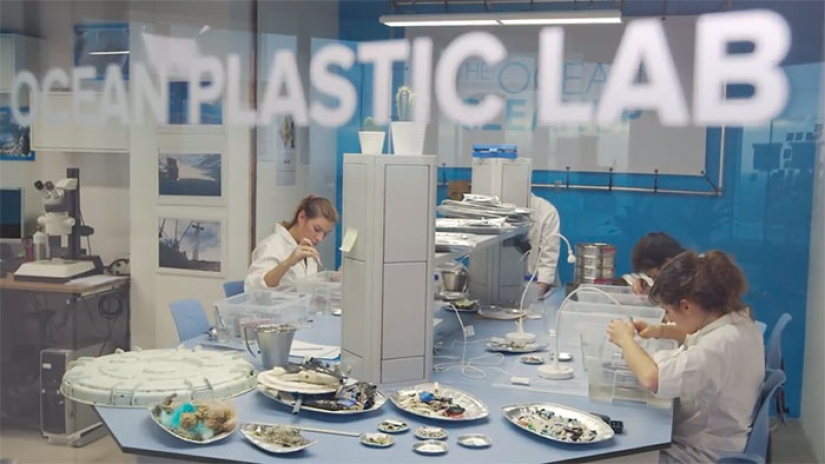 Un inventor de 23 años ha descubierto cómo limpiar el Océano Pacífico de basura plástica en 5 años