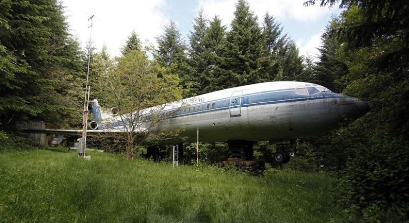 Un jubilado se construyó una casa en medio del bosque desde un avión Boeing 727