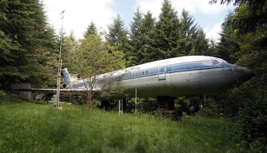 Un jubilado se construyó una casa en medio del bosque desde un avión Boeing 727