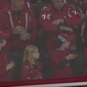 Un jugador de hockey de la NHL trató obstinadamente de darle un disco a una niña. Resultó la tercera vez