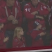 Un jugador de hockey de la NHL trató obstinadamente de darle un disco a una niña. Resultó la tercera vez