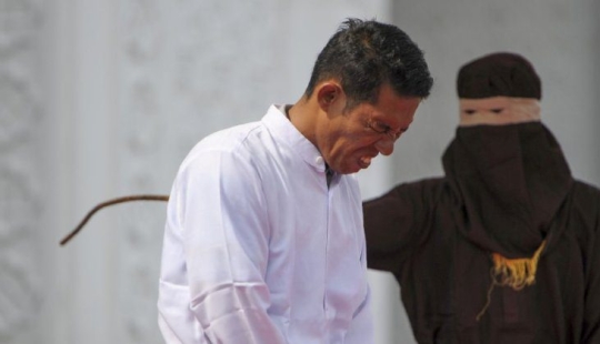 Un legislador amoroso fue golpeado con un palo de acuerdo con su propia ley