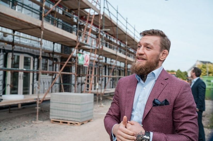 Un luchador con un gran corazón: Conor McGregor construye hogares para irlandeses sin hogar