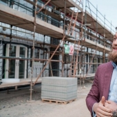 Un luchador con un gran corazón: Conor McGregor construye hogares para irlandeses sin hogar