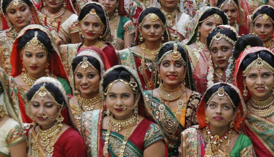 Un magnate de los diamantes en la India organizó una boda para 250 parejas pobres a la vez, y resultó lujosamente
