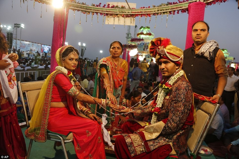 Un magnate de los diamantes en la India organizó una boda para 250 parejas pobres a la vez, y resultó lujosamente