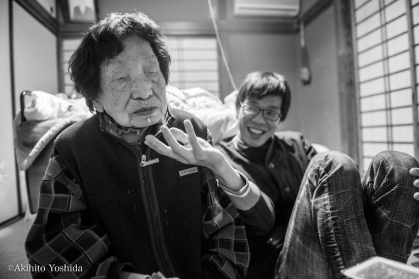 Un proyecto fotográfico sobre la conmovedora relación de una abuela y un nieto antes de la tragedia