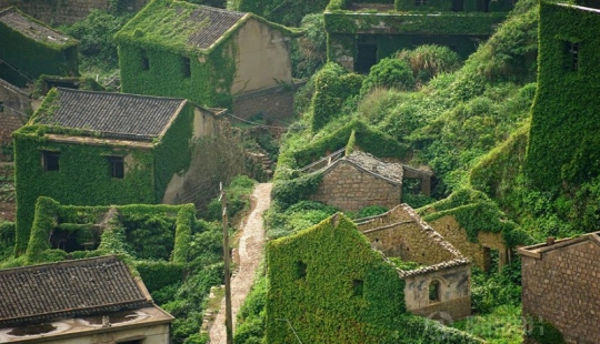 Un pueblo de pescadores absorbido por la naturaleza