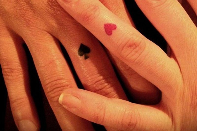 Un tatuaje en lugar de un anillo de compromiso