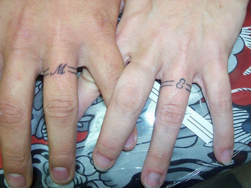 Un tatuaje en lugar de un anillo de compromiso