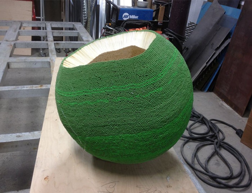 Un usuario de Reddit pasó un año pegando una esfera de 42 mil fósforos para quemarla más tarde