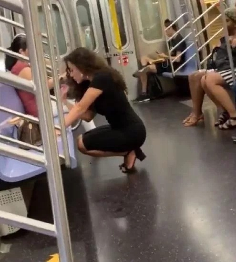 Un viaje con granos de pimienta: una niña se tomó una selfie sexy frente a los pasajeros del metro
