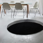 Una alfombra en forma de agujero negro para asustar a los invitados