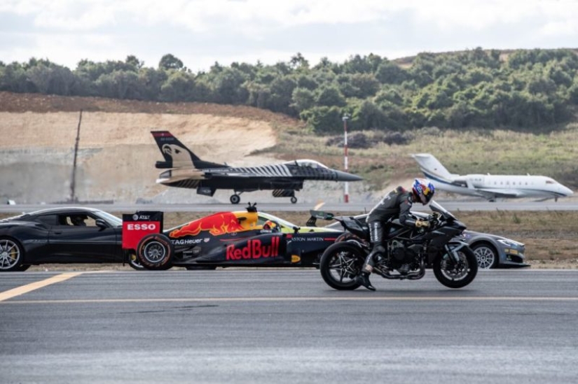 Una carrera increíble! Un superdeportivo, una motocicleta deportiva, un coche de F1, un avión privado y un avión de combate se unieron en un enfrentamiento