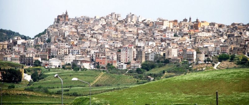 Una casa por el precio de un kilogramo de naranjas: en un pequeño pueblo siciliano, venden viviendas por 1 euro