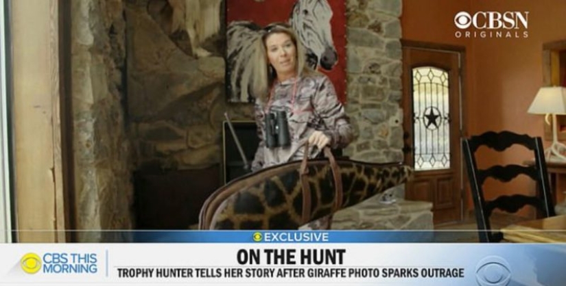 Una cazadora sedienta de sangre mató a una rara jirafa negra y cosió una funda de su piel