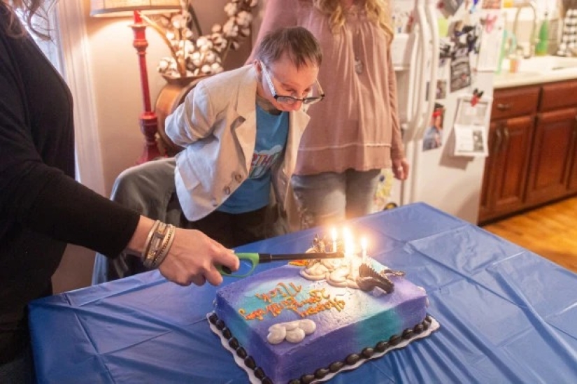 Una de las personas más pequeñas del planeta celebró su cumpleaños con su hermano menor de dos metros