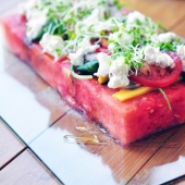 Una ensalada de sandía inusual que definitivamente te gustará