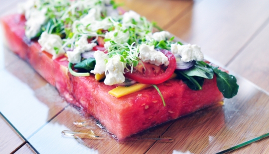 Una ensalada de sandía inusual que definitivamente te gustará