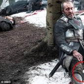 Una espada de goma y un campesino en jeans: cada vez se encuentran más clips de películas en Game of Thrones