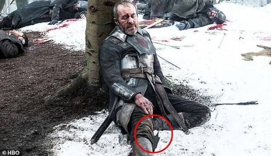 Una espada de goma y un campesino en jeans: cada vez se encuentran más clips de películas en Game of Thrones