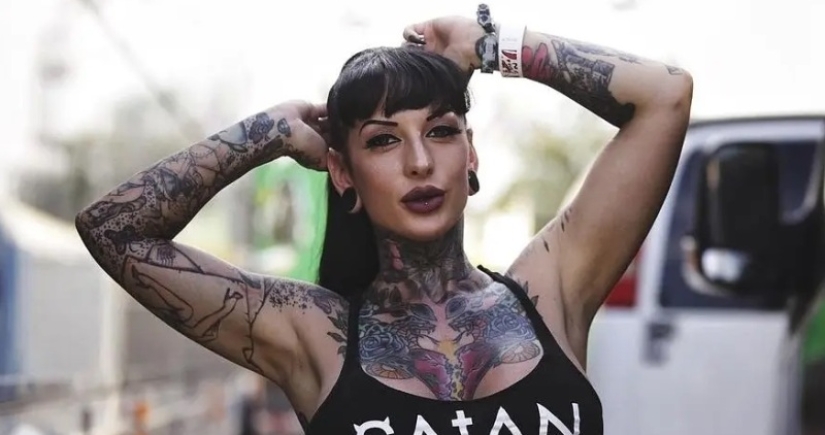 Una estrella porno quiere quitarse un tatuaje del pecho que le impide conseguir buenos papeles
