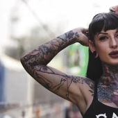 Una estrella porno quiere quitarse un tatuaje del pecho que le impide conseguir buenos papeles