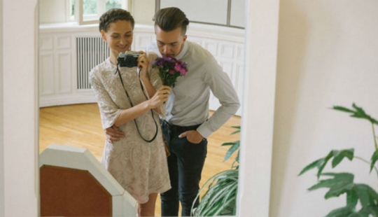 Una excelente manera de ahorrar dinero: una fotógrafa estonia filmó su boda ella misma