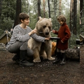 Una familia rusa se hizo amiga de un oso en el bosque para una campaña contra la caza