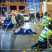 Una foto de Año Nuevo de un británico borracho se convirtió en un verdadero "meme artístico"