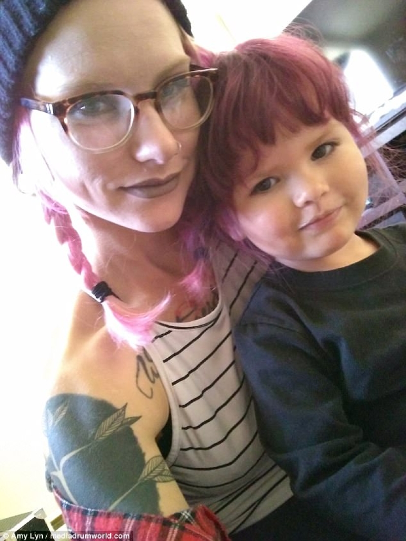 Una madre alternativa le permite a su hija de 2 años teñirse el cabello y maquillarse