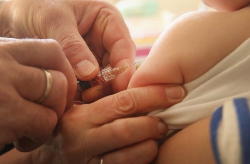 Una madre estadounidense que se negó a vacunar a su hijo fue encarcelada