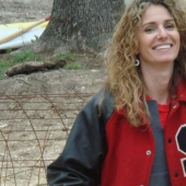 Una madre soltera construyó una casa con sus hijos, siguiendo instrucciones en video en YouTube