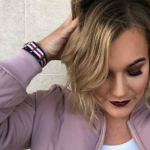 Una mujer australiana se desnudó, hablando en contra de la moda para una rápida recuperación de la figura después del parto