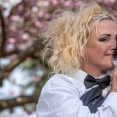 Una mujer británica se casó con un inmenso vestido que pesa 63 kilogramos