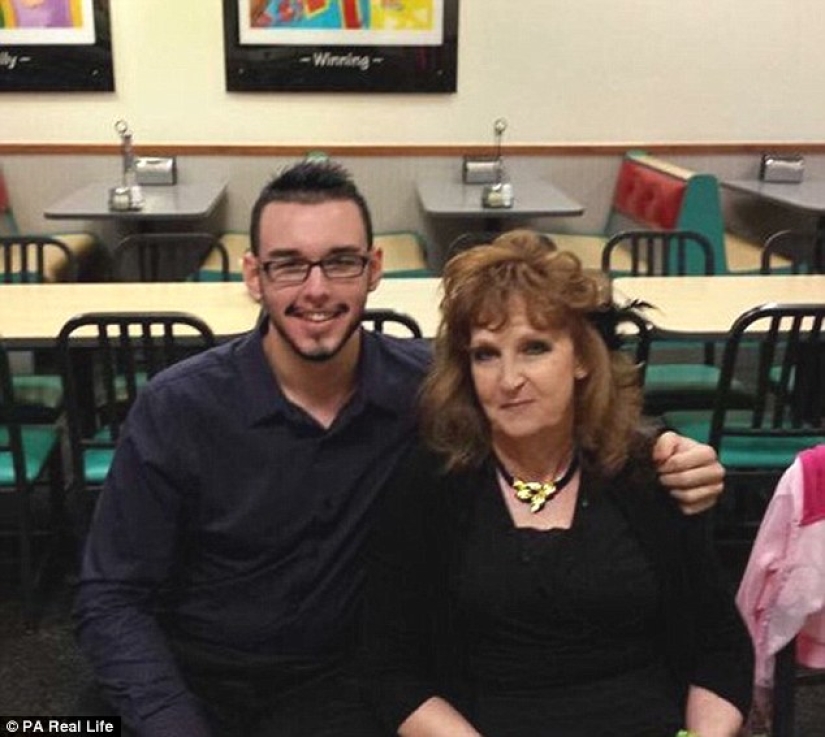 Una mujer estadounidense de 71 años conoció a un chico de 17 años en el funeral de su hijo y se casó con él