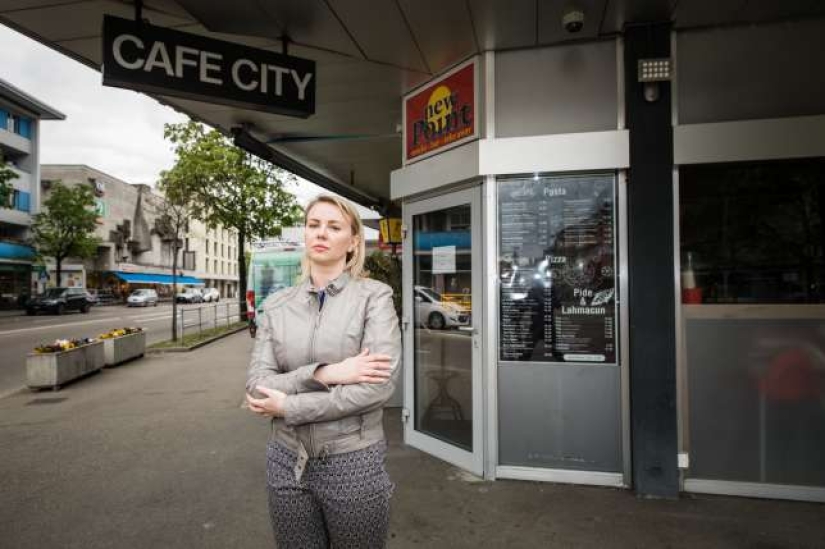 Una mujer rusa desempleada que vive en Francia dejó por error seis mil euros en propinas por café y un pedazo de pastel