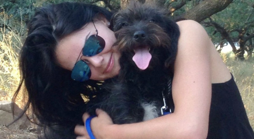 Una mujer tomó un perro callejero de Creta, que la salvó durante sus vacaciones