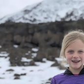 Una niña de 7 años se convirtió en la conquistadora más joven del Kilimanjaro en honor a su difunto padre