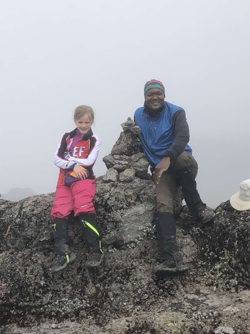 Una niña de 7 años se convirtió en la conquistadora más joven del Kilimanjaro en honor a su difunto padre