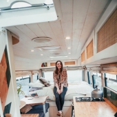 Una pareja cansada de Londres gastó £ 15,500 para convertir una camioneta obsoleta en una casa móvil, y ahora trabaja de forma remota tres días a la semana para viajar por el Reino Unido