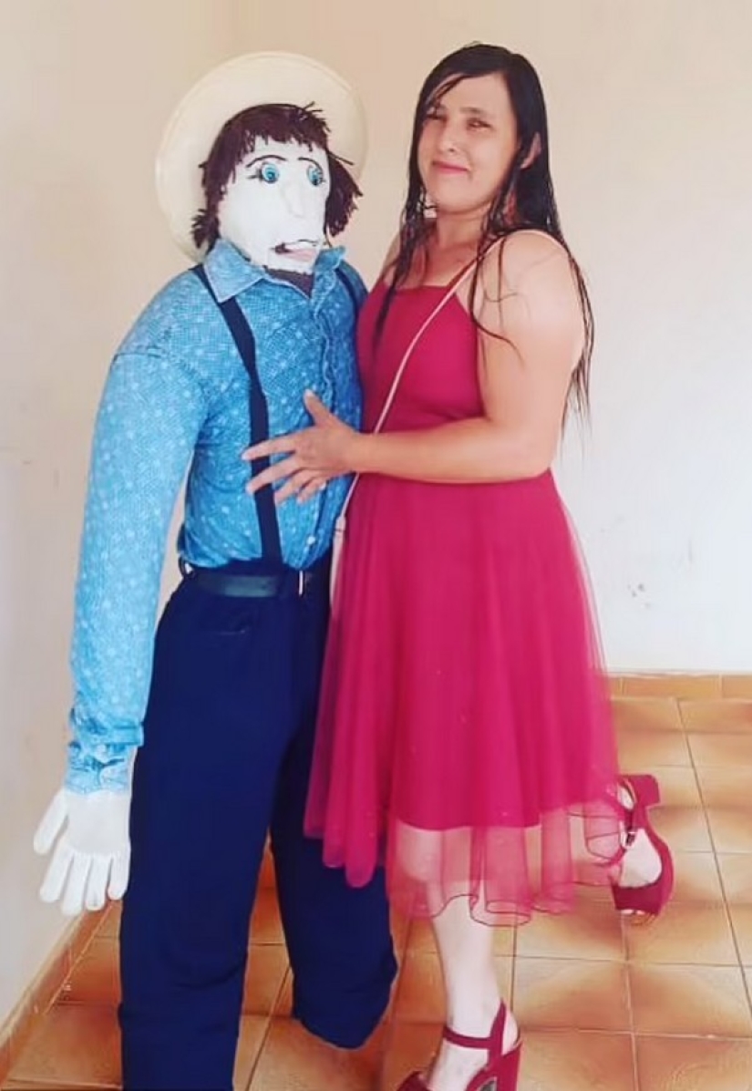 Una residente de Brasil se casó con una muñeca y dio a luz a su hijo