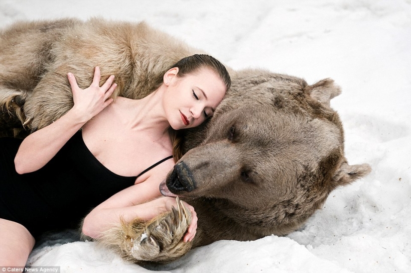 Una sesión de fotos nevada de dos modelos de Rusia en un abrazo con un oso conmocionó a Europa