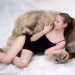 Una sesión de fotos nevada de dos modelos de Rusia en un abrazo con un oso conmocionó a Europa