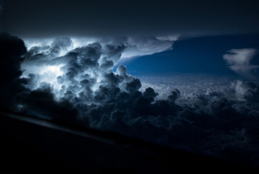 Under the wing of the plane: clouds, storms, thunderstorms in stunning pictures of the pilot