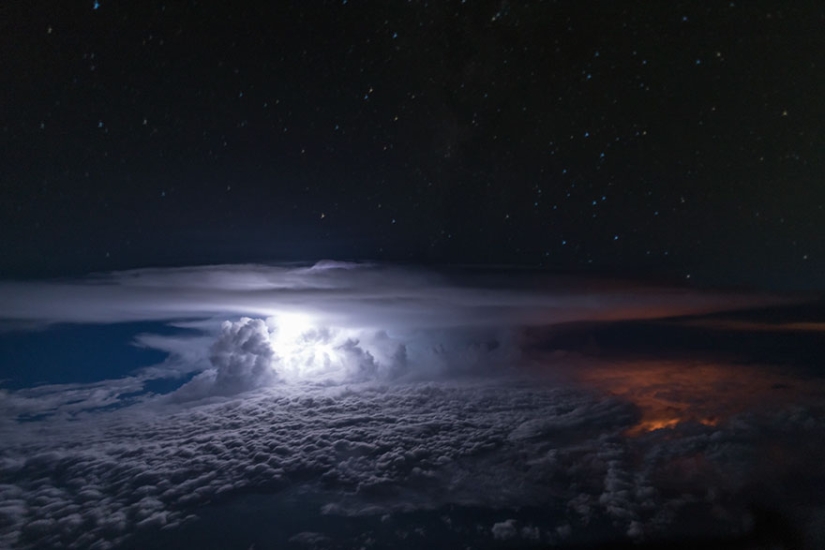 Under the wing of the plane: clouds, storms, thunderstorms in stunning pictures of the pilot