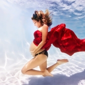 Underwater moms — charming photos of the American master