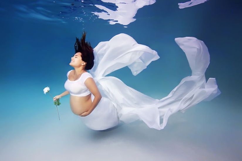 Underwater moms — charming photos of the American master