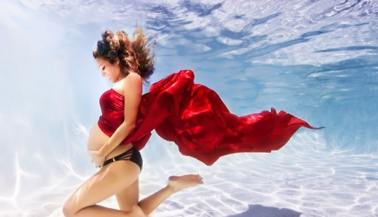 Underwater moms — charming photos of the American master