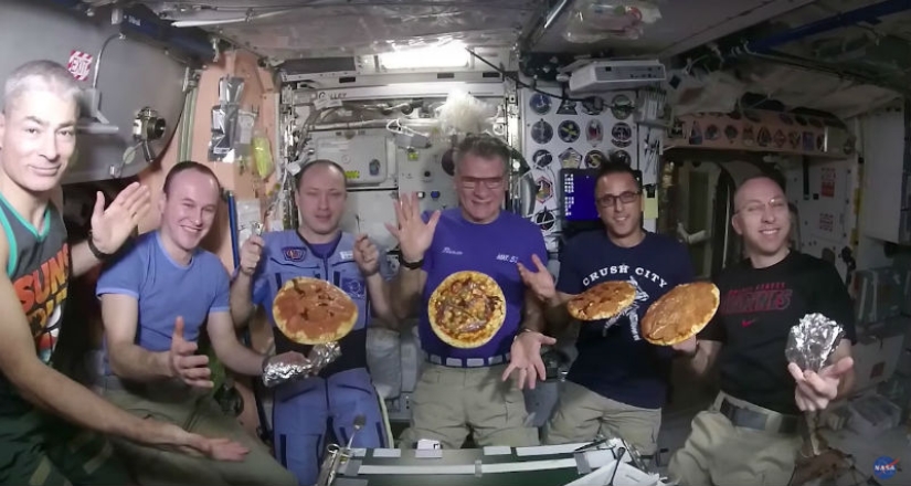 "Unexpectedly delicious": ISS astronauts cooked pizza in space